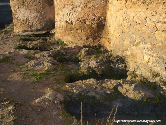 SEPULTURAS ANTROPOMORFAS POR DELANTE DE LOS ÁBSIDES